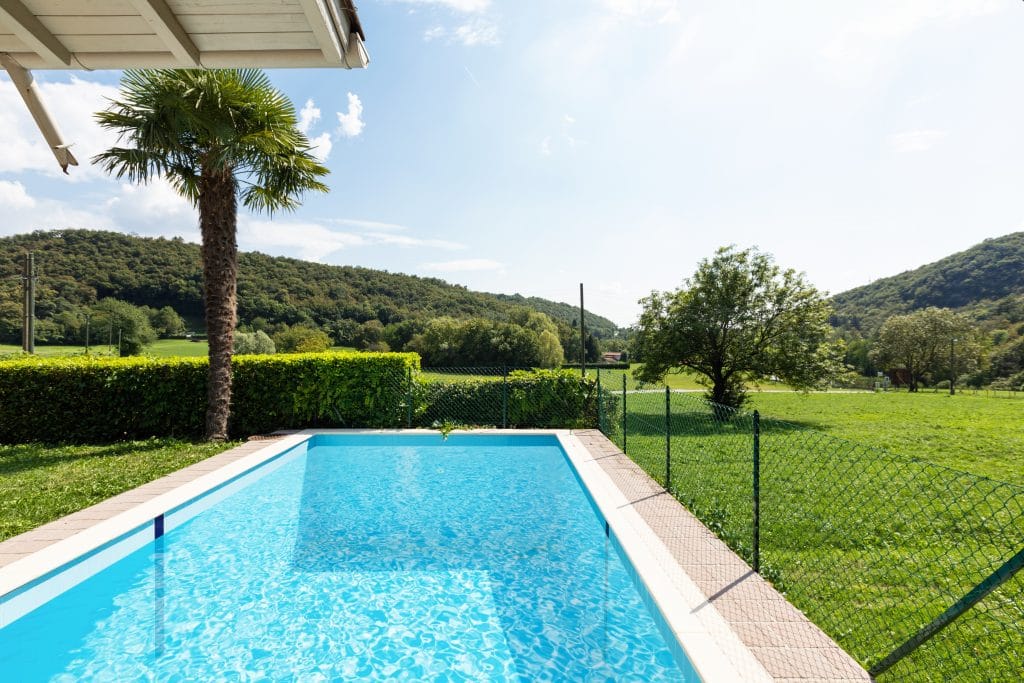 Puis-je construire une piscine dans mon jardin ?