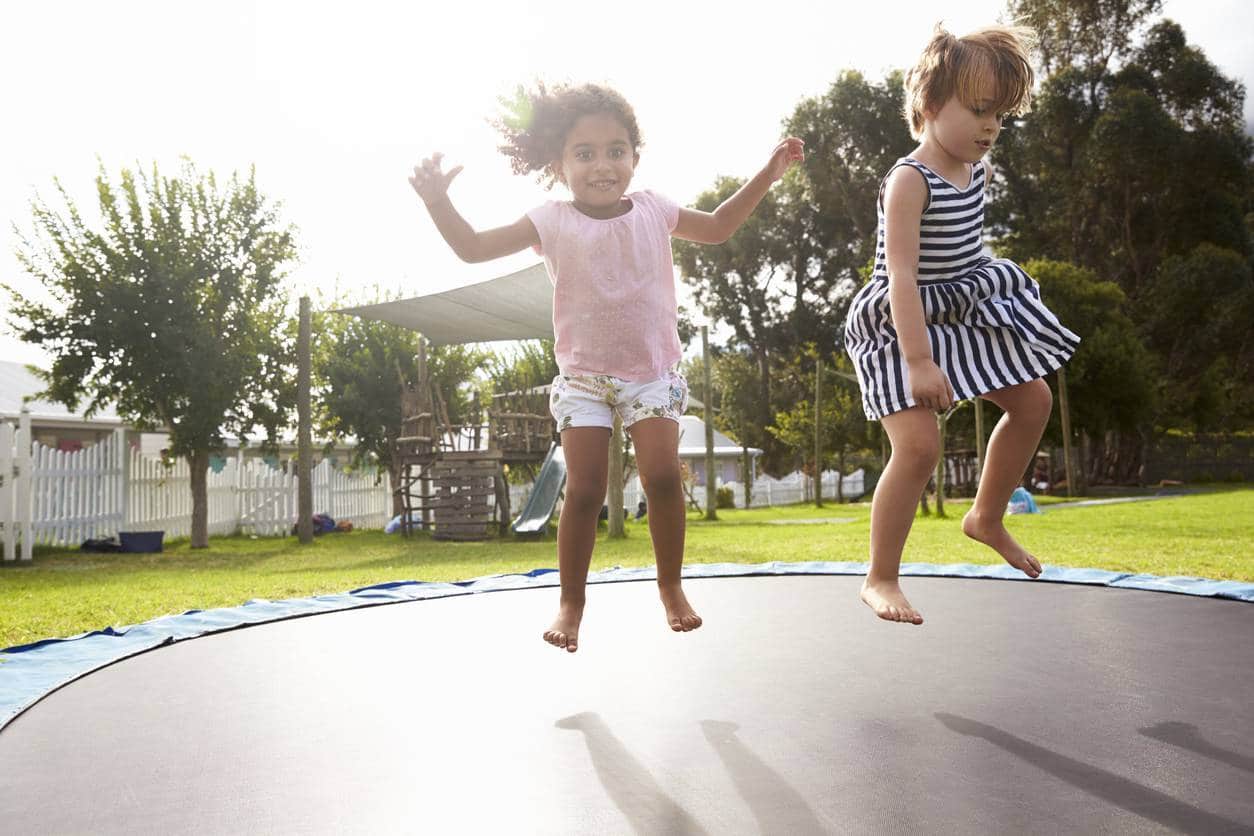 Espace de jeu jardin enfants trampoline