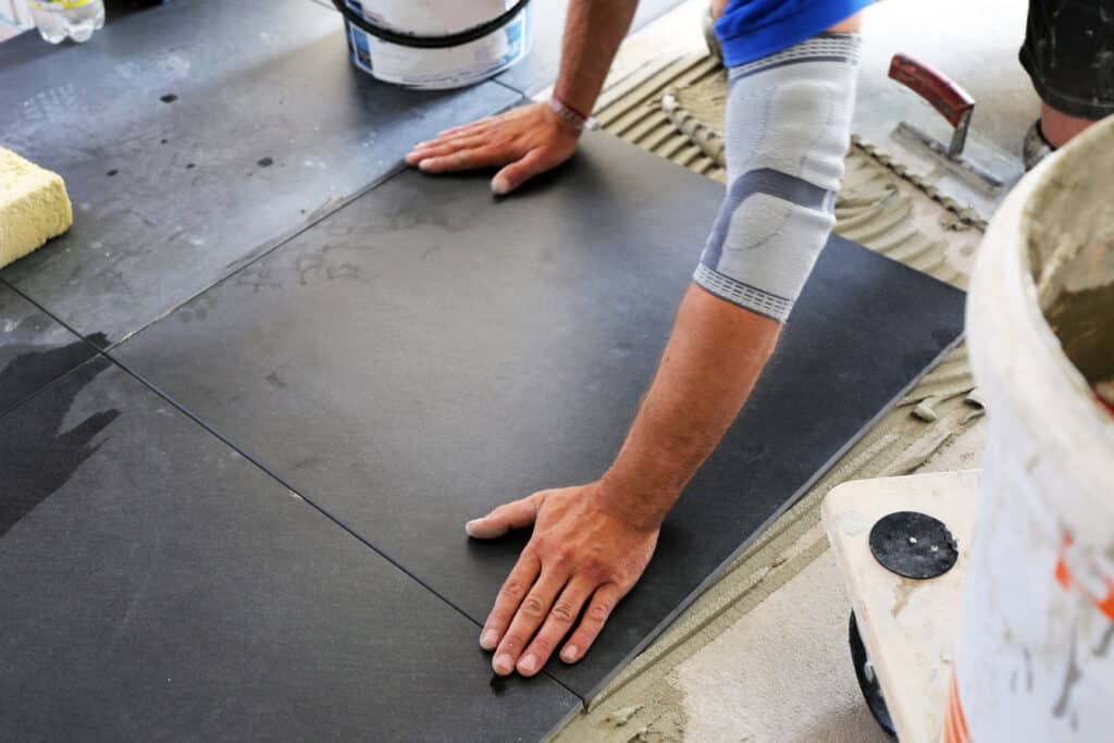 La pose du nouveau carrelage salle de bain