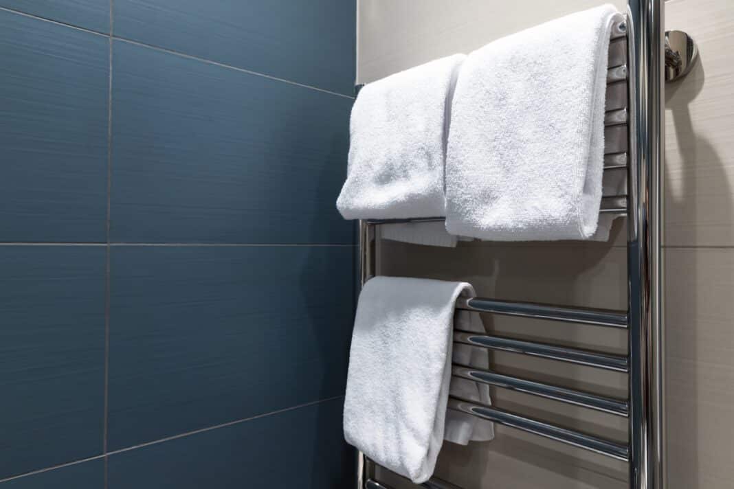 Comment installer un porte-serviette dans sa salle de bain ?