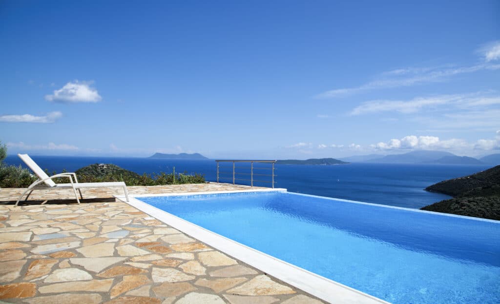 Quel est le meilleur revêtement pour une terrasse de piscine ?