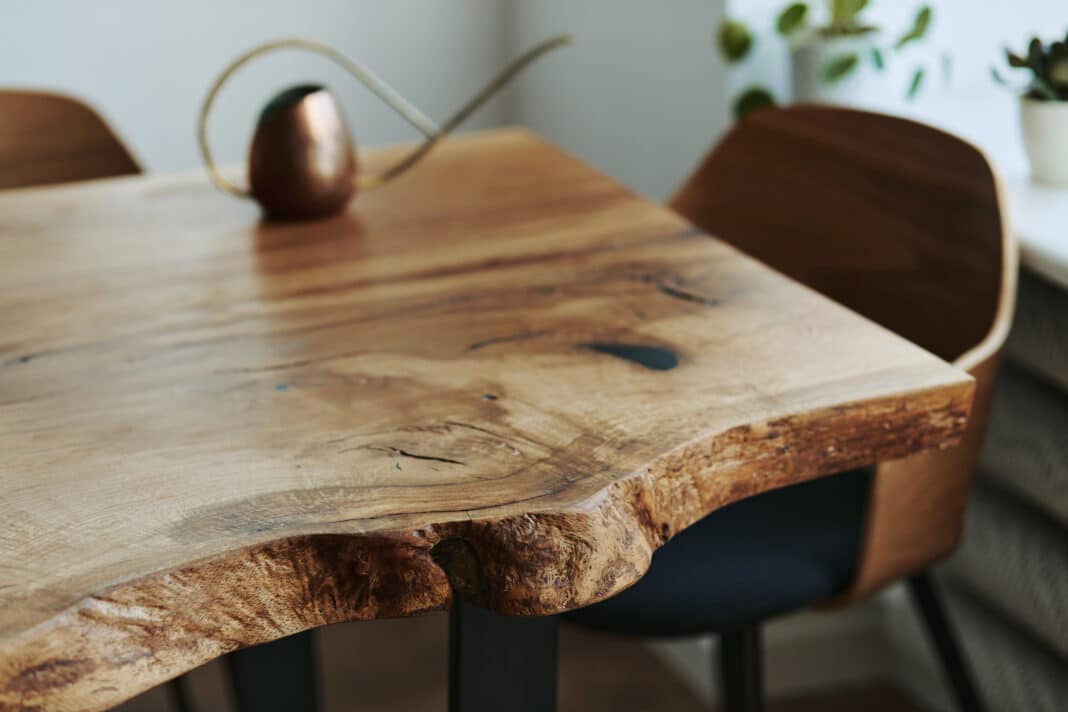 Acheter une table en bois français : pourquoi ?