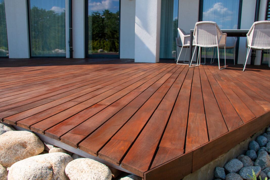Construire une terrasse en bois dans son jardin : comment s'y prendre ?
