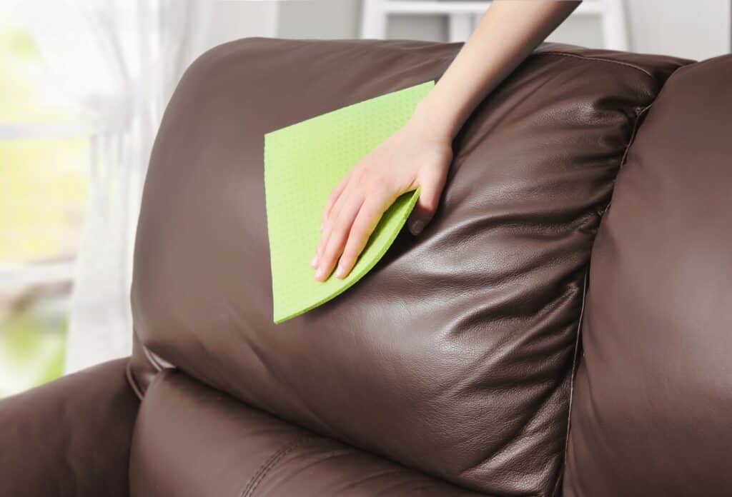 Quels produits utiliser pour enlever une mauvaise odeur sur un canapé en cuir ?