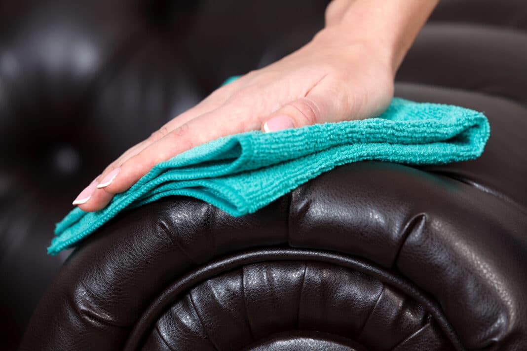 Comment enlever une mauvaise odeur sur un canapé en cuir ?