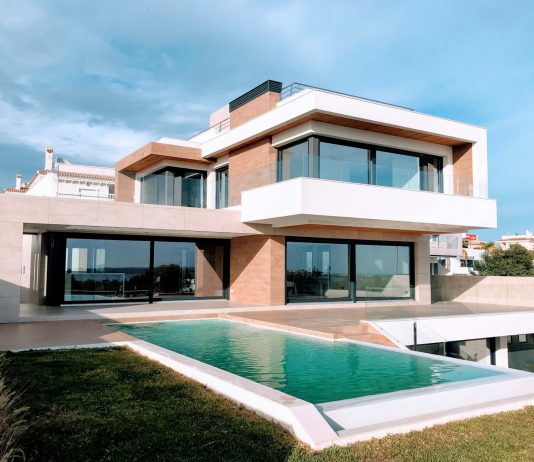 Tout savoir sur les projets habitat : conseils et solutions pour réussir votre projet white and brown concrete building under blue sky during daytime